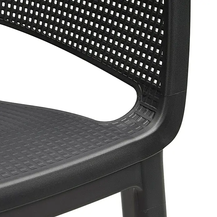 Keter Silla de jardín Elisa - 53 x 62 x 78,4 cm, Polipropileno, Antracita - Primer plano de una silla de plástico negro con respaldo perforado y asiento texturizado, ideal para uso en exteriores.