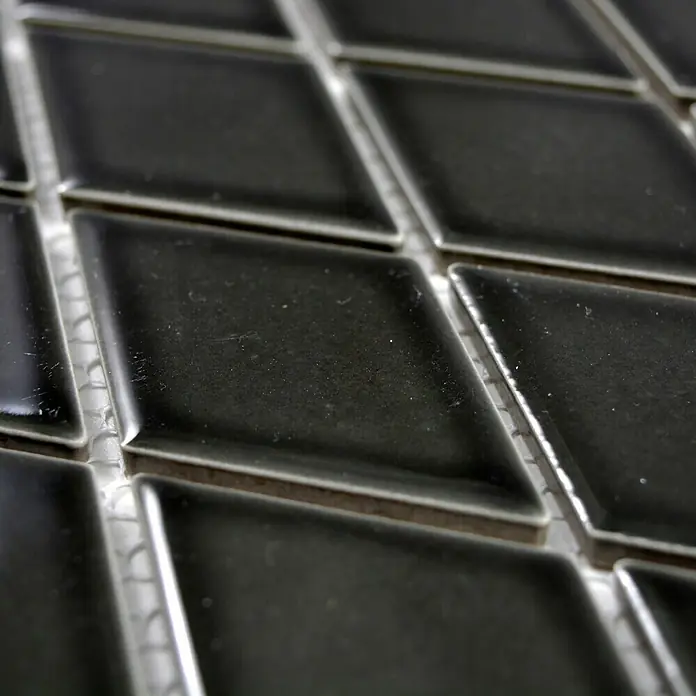Mosaikfliese Diamant DS B08S - 26,6 x 30,75 cm, Schwarz, Glänzend - Nahaufnahme von schwarzen, rautenförmigen Mosaikfliesen mit glänzender Oberfläche und hellgrauem Fugenmörtel für moderne Wand- und Bodengestaltung.