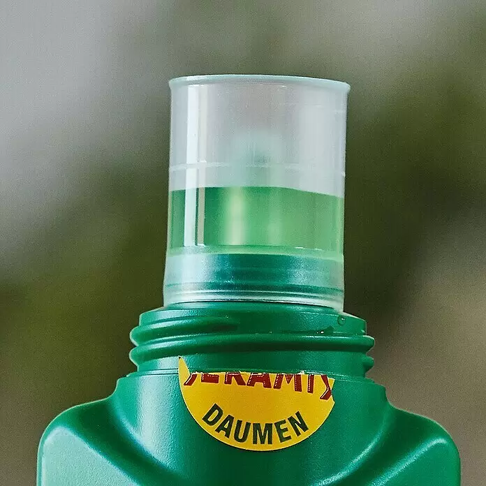 Seramis Flüssigdünger - 500 ml, Geeignet für: Grünpflanzen - Grüne Plastikflasche mit transparentem Messbecher, gefüllt mit grüner Flüssigkeit, und gelbem 'SERAMIX DAUMEN' Etikett.
