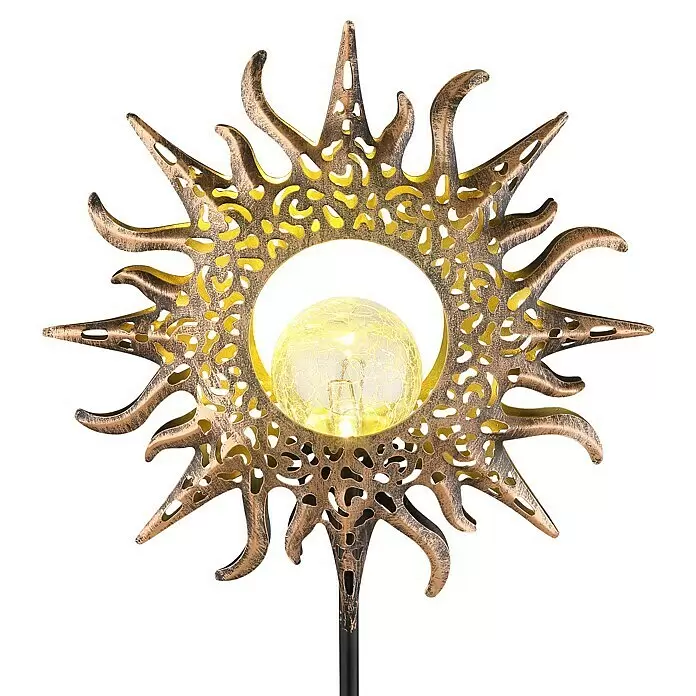Globo Solar-Erdspieß Sonne - Schwarz/Transparent/Rostfarben, IP44 - Solare Gartenleuchte in Sonnenform mit verziertem, antik-bronzefarbenem Metallrahmen und warm leuchtender Glaskugel auf schwarzem Erdspieß.