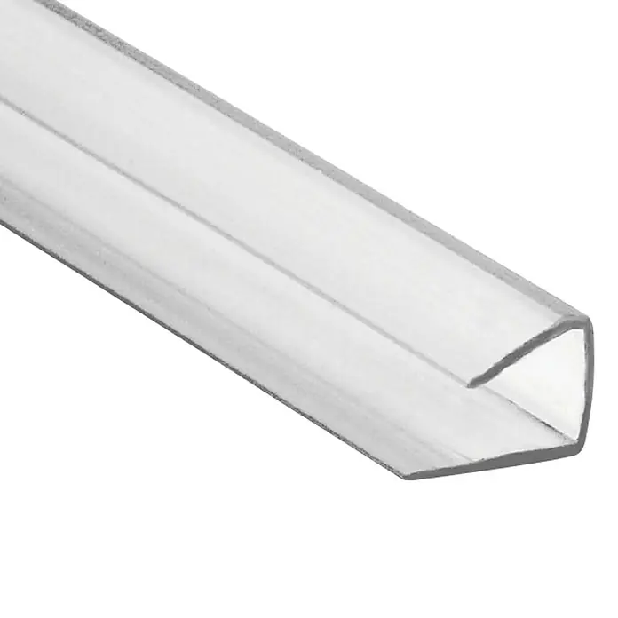 Perfil en U para placas de policarbonato - Policarbonato, Transparente, 2,1 m x 15 mm x 6,5 mm - Primer plano de un sello de ventana de plástico transparente, diseñado para bloquear corrientes y mejorar eficiencia energética.