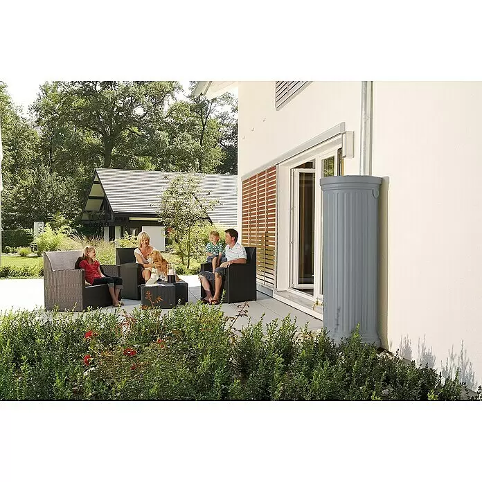 Garantia Classic Line Regenspeicher - 1.000 l, Steingrau - Graue säulenartige Regentonne, an das Fallrohr eines Hauses angeschlossen, zur Regenwassersammlung.
