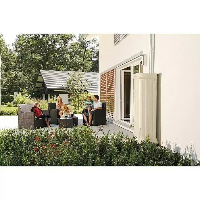 Garantia Classic Line Regenspeicher - 330 l, Sandbeige - Cremefarbener, säulenförmiger Regenspeicher sammelt Wasser von einem Fallrohr neben einem modernen Haus.