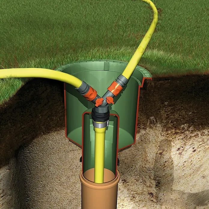 4rain Zisterne Komplettpaket Herkules Garten - Gesamt Fassungsvermögen: 3.200 l, Mit Pumpe - Unterirdischer Wasserverteiler mit drei Anschlüssen für Gartenschläuche, eingebettet in grüner Umgebung.