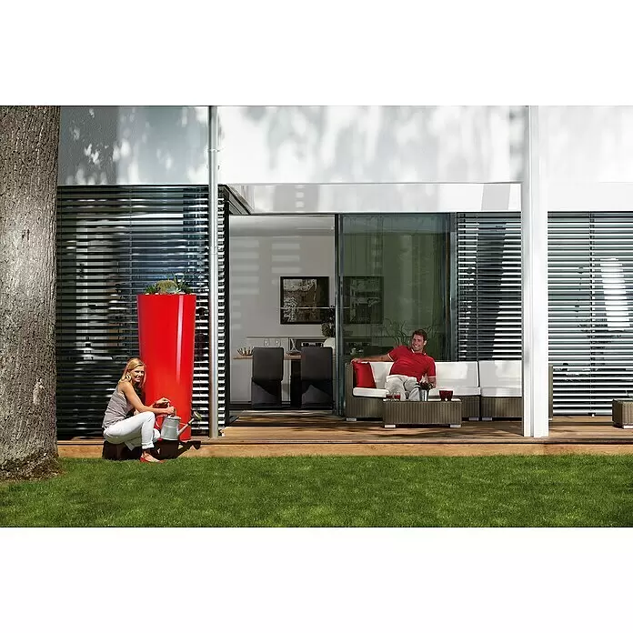 Garantia Modern Line Regenspeicher Color 2 in 1 - 350 l, Tomato - Dunkle Außenjalousien an einem modernen Haus, bieten Sonnenschutz für eine gemütliche Terrasse.
