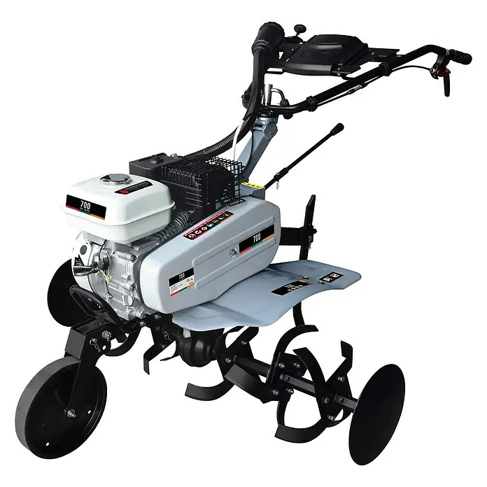Azada de gasolina Le Mans 700F - 5,2 kW, 212 cm³, Recomendación máxima de superficie: 1.400 m² - Esta imagen muestra una motoazada, una máquina utilizada para aflojar y voltear el suelo. La motoazada está sobre un fondo neutro.