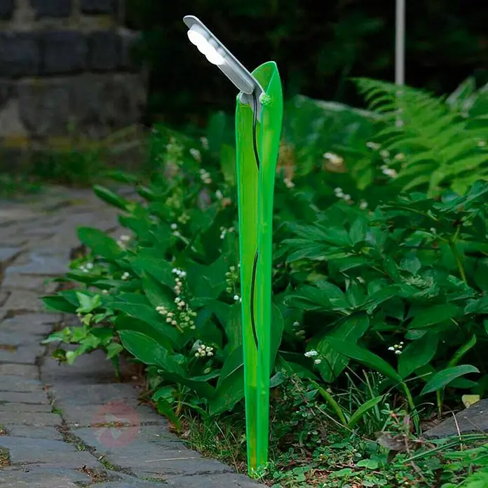 Lutec Estaca solar LED Sun Connec -  - Lámpara solar verde en el jardín. La lámpara tiene un diseño moderno y proporciona una luz suave para el exterior.