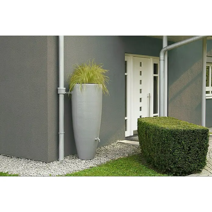 Garantia Classic Line Regenspeicher 2 in 1 - 300 l, Zinkgrau - Eine elegante Regenwassertonne in modernem Grau, stilvoll ergänzt durch dekoratives Gras und einen praktischen Wasserhahn.