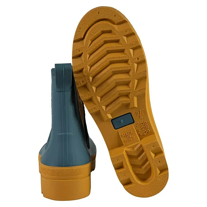 Gummistiefel - Schuhgröße: 39, Petrol - Detailaufnahme der Sohle eines dunkelblauen Gummistiefels mit gelbem Rand und gelber Sohle, die in Italien hergestellt wurde.