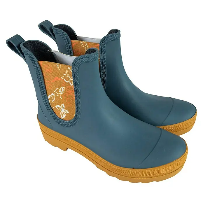 Gummistiefel - Schuhgröße: 39, Petrol - Ein Paar blaue Chelsea-Gartenstiefel mit gelben Sohlen und einem Schmetterlingsmuster im Inneren.