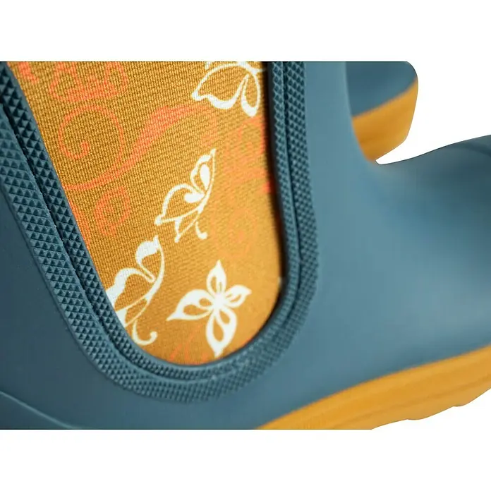 Gummistiefel - Schuhgröße: 39, Petrol - Nahaufnahme eines Regenstiefels mit Schmetterlingsmuster, ideal für stilvolle Regentage.