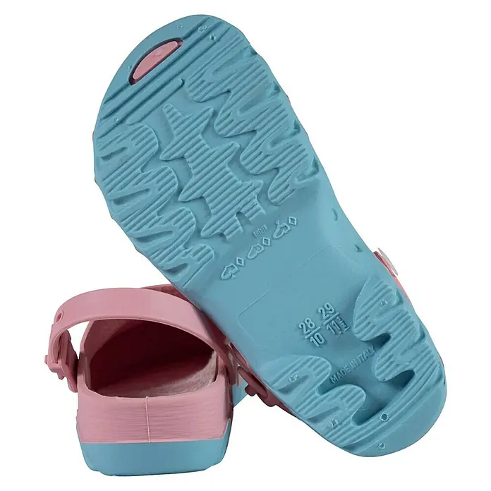 Gartenclogs - Schuhgröße: 30, Rosa - Nahaufnahme eines Paars rosa-blauer Kindersandalen mit auffälliger Sohle für sicheren Halt.
