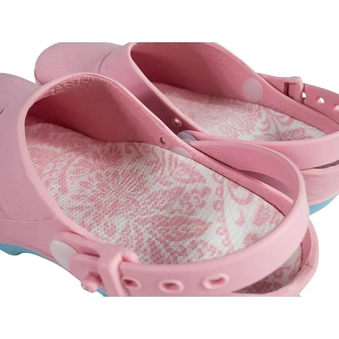Gartenclogs - Schuhgröße: 30, Rosa - Nahaufnahme von zwei rosa Clogs mit weißem Muster, die Komfort und Stil für den Alltag bieten.