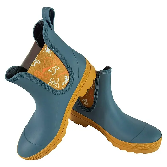 Gummistiefel - Schuhgröße: 39, Petrol - Ein Paar blaue Gummistiefel mit braunen Sohlen und einem Blumenmuster am Schaft.