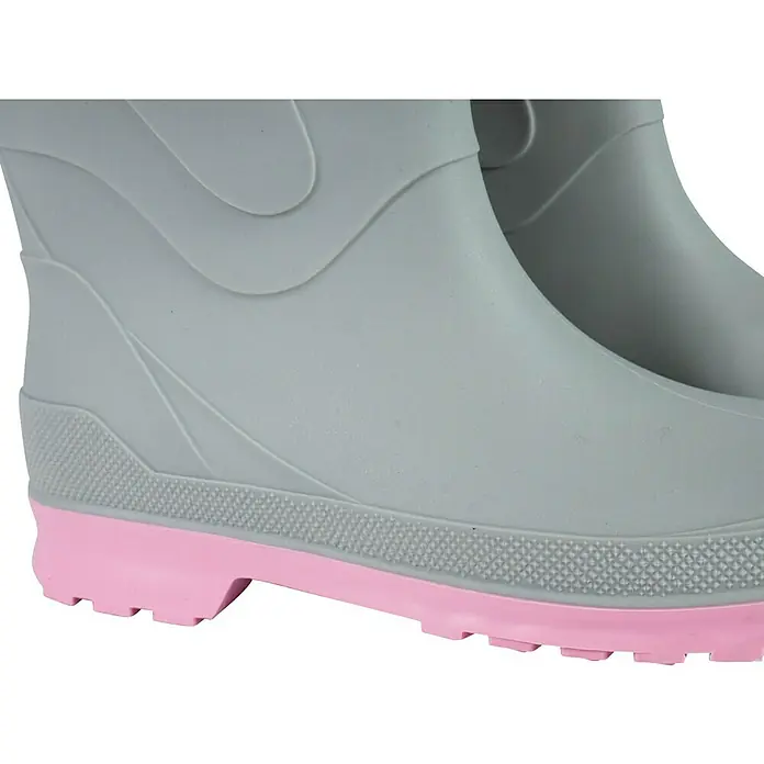 Gummistiefel - Schuhgröße: 40, Grau - Nahaufnahme von grauen Gummistiefeln mit pinkfarbener Sohle, ideal für Kinder und regnerische Tage.