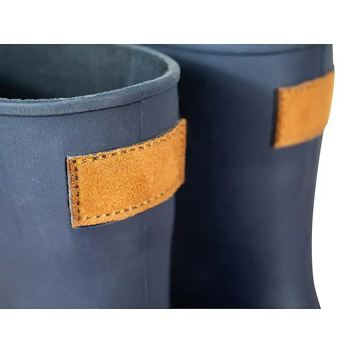 Gummistiefel MiniMe - Schuhgröße: 30, Navy - Nahaufnahme von dunkelblauen Gummistiefeln mit braunen Lederdetails, die einen stilvollen und praktischen Look für jedes Wetter bieten.
