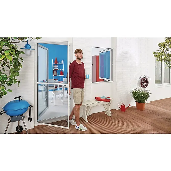 Tesa Insect Stop Insektenschutztür ALU Comfort XL - B x H: 1,2 x 2,4 m, Weiß - Das Bild zeigt eine moderne Terrassentür mit Fliegengitter, die einen nahtlosen Übergang zwischen Innen- und Außenbereich ermöglicht.