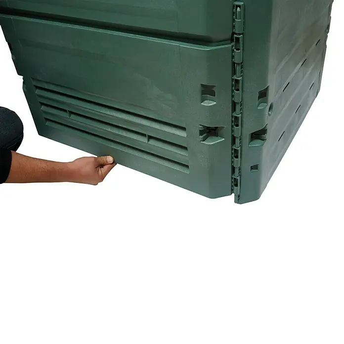 Garantia Komposter Thermo King - 400 l, 74 x 74 x 84 cm - Nahaufnahme eines grünen Kompostbehälters mit einer Hand, die eine Platte anhebt. Hervorragend für die Gartenabfallverwertung.