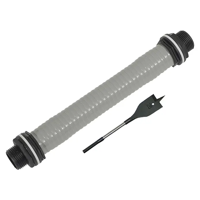 Garantia Regentonnen-Verbindungs-SetLänge: 30 cm, Größe Anschluss: ¾″, Zubehör: Bohrer - Ein graues, gewelltes PVC-Rohr mit schwarzen Endkappen und einem 26-mm-Bohrer. Das Rohr ist für Sanitärinstallationen geeignet.
