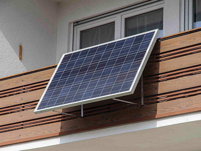Solarzelle an einem Balkon