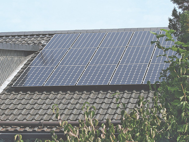 Haus mit Solarzellen auf dem Dach