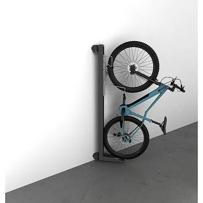 Biohort Fahrradlift Wandmontage - Schwenkbar, Dunkelgrau-metallic - Vertikaler Fahrradständer aus dunkelgrauem Metall, der ein blaues Mountainbike aufrecht an der Wand hält.