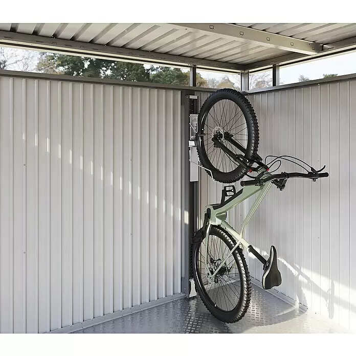Biohort Fahrradlift - Nicht schwenkbar, Dunkelgrau-metallic, Passend für: Gerätehäuser - Hellgrünes Mountainbike vertikal auf einem silbernen Fahrradträger in einer Metall-Abstellbox.