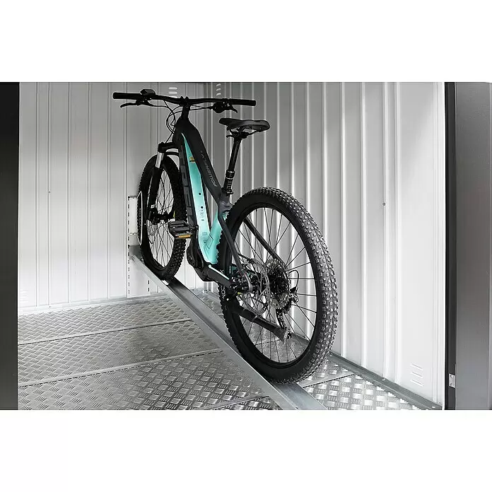 Biohort MiniGarage Fahrradhängeschiene MG GR. L - Silber-metallic, Passend für: Biohort Metallgerätehaus MiniGarage L - Graues und mintgrünes E-Bike auf einer Metallrampe in einer Metall-Abstellbox.
