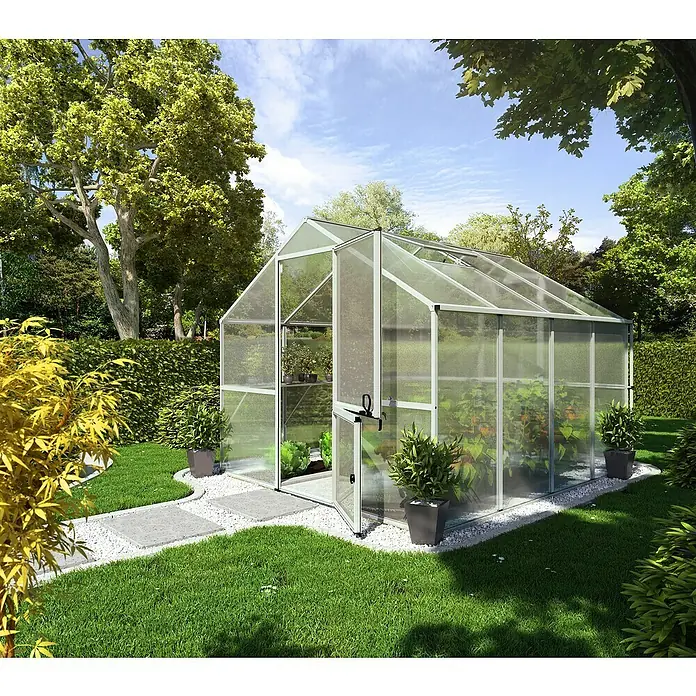 KGT Gewächshaus Enzian IV - Außenmaß inkl. Dachüberstand (B x T): 267 x 300 cm, 6 mm, Silber - Ein Gewächshaus mit geöffneter Tür in einem üppigen Garten. Das Gewächshaus ist aus Glas und Metall gefertigt und beherbergt verschiedene Pflanzen.