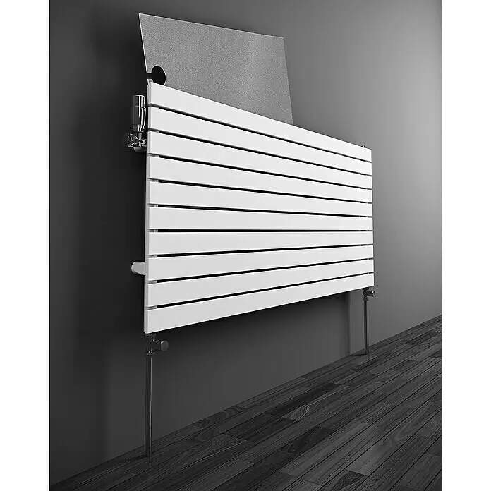 Nmc Heizkörper-Dämmung noma®reflex plus Heizkörperreflex-Platte - 50 cm x 50 cm x 3 mm, 6 Stk. - Weißer, moderner Horizontalplattenheizkörper mit Chromrohren, an dunkler Wand mit Reflexionsplatte und dunklem Holzboden montiert.