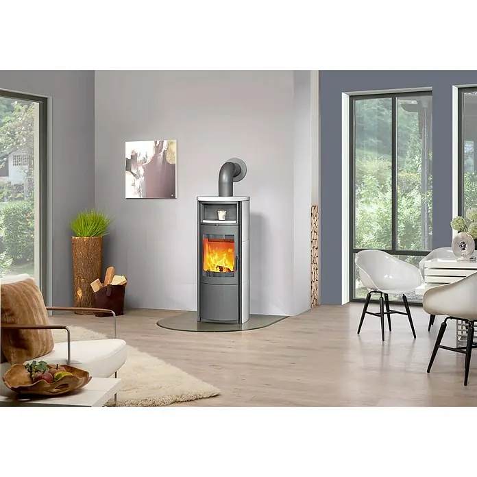 Hark Kaminofen Nika ECOplus - 7 kW, Raumheizvermögen: 193 m³, Material Verkleidung: Keramik, Creme/Weiß - Dieses Bild zeigt einen modernen Kaminofen mit Glasplatte in einem stilvollen Wohnzimmer. Der Kaminofen sorgt für Wärme und Atmosphäre.
