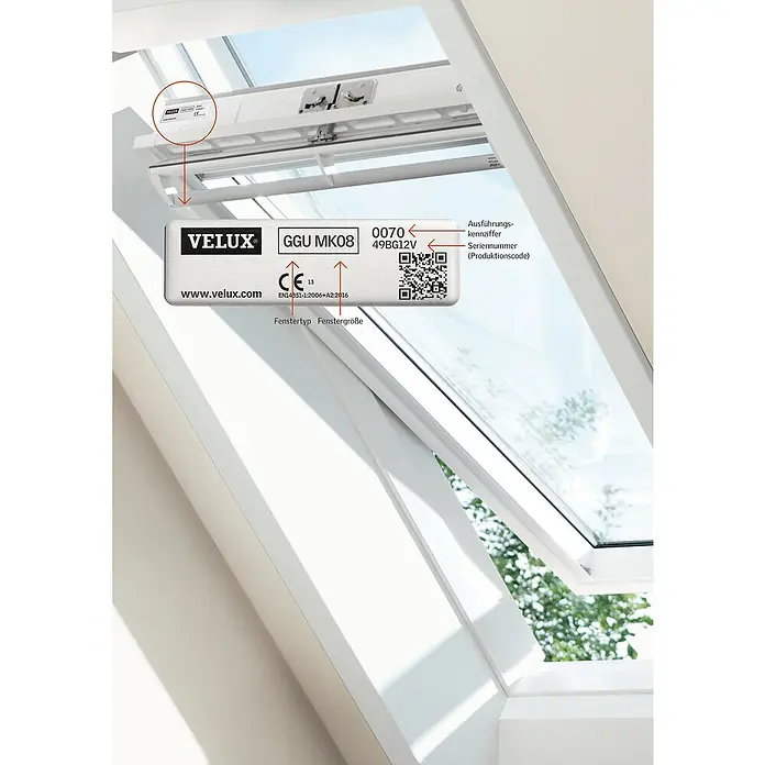 Velux Dachfensterrollo DKL SK08 1025SWL - Farbe: Weiß - 1025SWL, Farbe Schiene: Weiß, Manuell - Detailansicht eines geöffneten VELUX Dachfensters GGU MK08 mit Fokus auf das Typenschild mit den Produktinformationen.