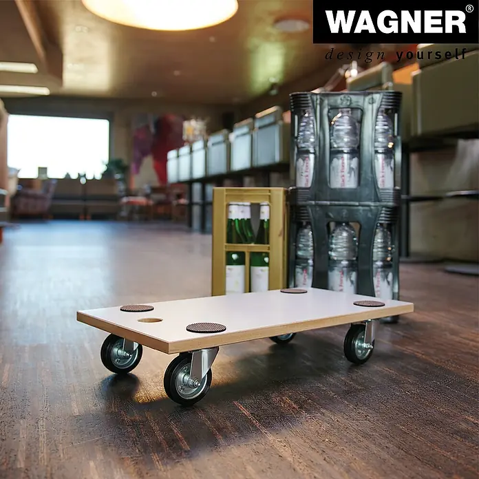Wagner System Transportroller MM 1316 - L x B x H: 57,5 x 30 x 11,2 cm, Traglast: 250 kg, Holz - Produktfoto eines Rollbretts von Wagner mit Getränkekisten darauf in einem Raum.