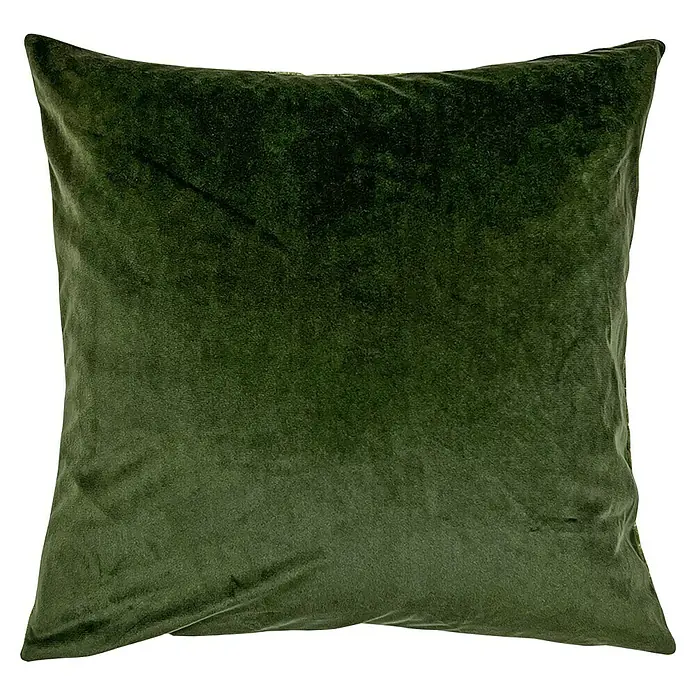 Kissen Carla - Olive, 45 x 45 cm, 100 % Polyester - Nahaufnahme eines quadratischen, olivgrünen Samtkissens mit subtilen Licht- und Schattenverläufen auf einem schwarzen Hintergrund.