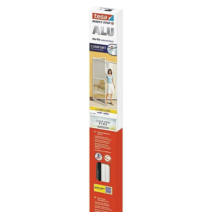 Tesa Insect Stop Insektenschutztür ALU Comfort XL - B x H: 1,2 x 2,4 m, Weiß - Verpackung für eine weiße, selbstschließende tesa Aluminium-Insektenschutztür, die Tür in Gebrauch zeigend.