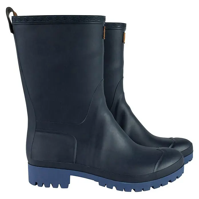 Gummistiefel - Schuhgröße: 46, Navy - Ein Paar marineblaue Gummistiefel mit blauen Sohlen und Zuglaschen, perfekt für regnerisches Wetter. Stilvoll und funktional.