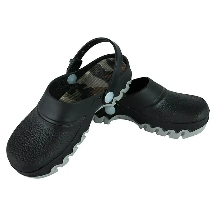 Gartenclogs - Schuhgröße: 28, Schwarz - Schwarze Clogs mit Camouflage-Muster innen, verstellbarem Riemen und strukturierter Oberfläche für zusätzlichen Halt.