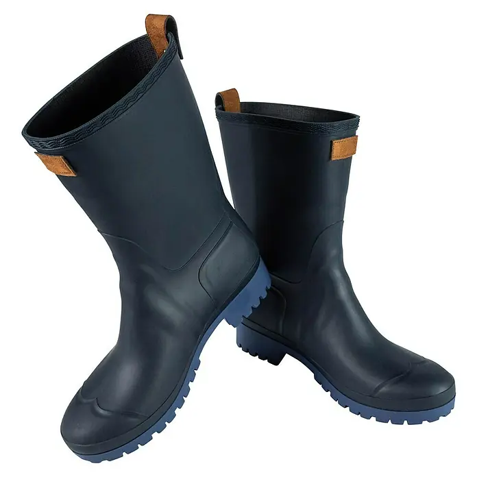 Gummistiefel - Schuhgröße: 46, Navy - Ein Paar marineblaue Gummistiefel mit blauen Sohlen und braunen Akzenten. Perfekt für regnerische Tage und Outdoor-Abenteuer.