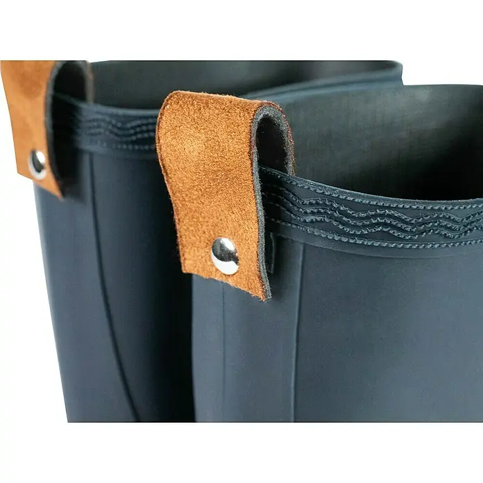 Gummistiefel - Schuhgröße: 46, Navy - Detailansicht von blauen Gummistiefeln mit braunen Lederschlaufen und silbernen Nieten, die das hochwertige Design betonen.