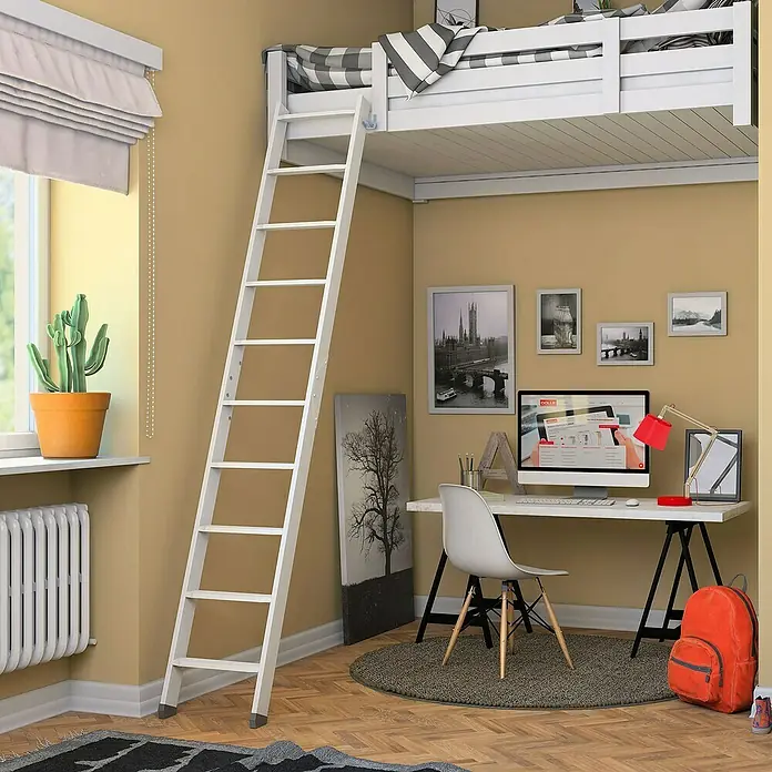 Star Stairs Hochbettleiter - Holz, Weiß, Anzahl Stufen: 10 Stk., Geschosshöhe: 245 cm - Ein gemütliches Zimmer mit einem weißen Hochbett, das über eine Leiter erreichbar ist, und einem Schreibtisch darunter.