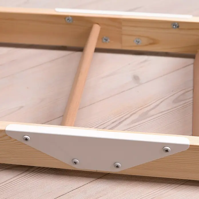 Star Stairs Hochbettleiter - Holz, Natur, Anzahl Stufen: 10 Stk., Geschosshöhe: 245 cm - Detailansicht eines Holztisches mit weißer Metallverstärkung, die mit Schrauben befestigt ist und Stabilität verleiht.