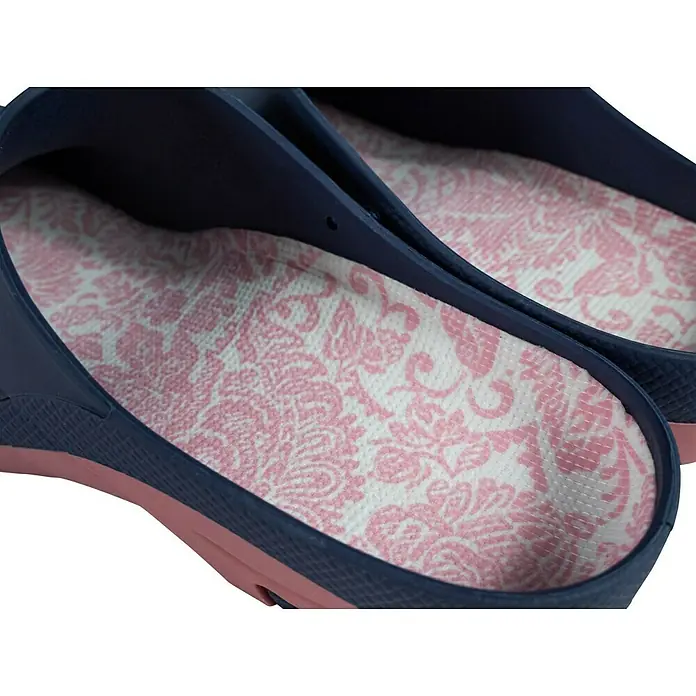 Gartenclogs - Schuhe geeignet für: Damen, Schuhgröße: 41, Navy - Nahaufnahme von dunkelblauen Badeschuhen mit rosa-weißem Blumenmuster auf der Innensohle. Komfort und Stil für den Sommer.