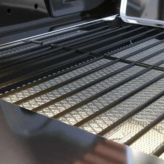 Grillstar Gasgrill Powerburner 350-1 - Grillfläche (B x T): 57 x 41 cm, 8,79 kW, Anzahl Brenner: 3 - Nahaufnahme eines Grills mit schwarzen Grillrosten über einer perforierten Oberfläche, ideal zum Grillen von Speisen.
