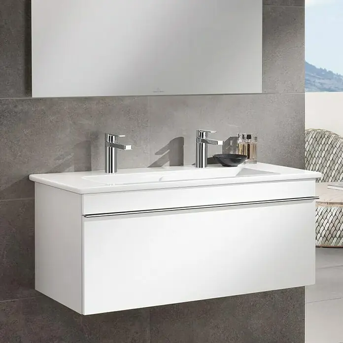 Villeroy & Boch Venticello Einbauwaschbecken - 100 x 50 cm, Ohne Spezialglasur, Hahnloch: Mitte, Anzahl Hahnlöcher: 2, Weiß - Elegantes Badezimmerwaschbecken mit zwei Armaturen und einem großen Spiegel an der Wand. Zeitgemäßes Design für ein stilvolles Badezimmerambiente.