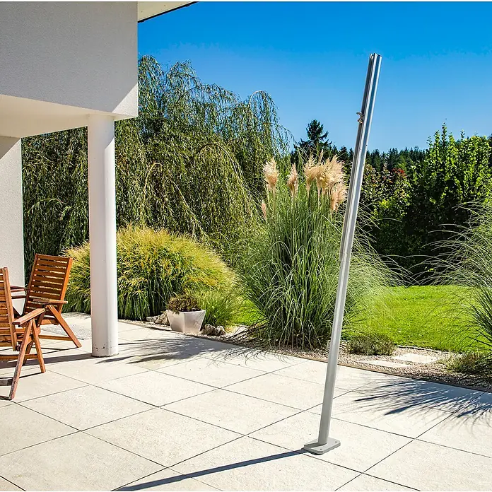 Sonnensegelmast Premium - Höhe: 242,5 cm - Freistehende Outdoor-Dusche aus Edelstahl. Diese Dusche bietet ein modernes Design für den Garten oder die Terrasse und ist ein echter Hingucker.