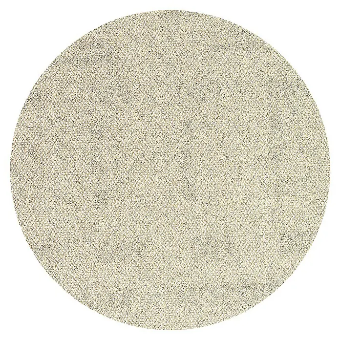 Craftomat SchleifnetzDurchmesser: 150 mm, Körnung: 80, 1 Stk. - Nahaufnahme eines runden Teppichmusters mit beiger Textur, ideal für Textildesign und Bodenbeläge, präsentiert eine robuste und natürliche Ästhetik.