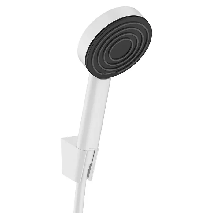 Hansgrohe Pulsify S Brause-Set 105 - Anzahl Strahlarten: 1 Stk., Durchmesser Handbrause: 10,5 cm, Weiß - Eine Nahaufnahme eines weißen Handbrausekopfes von Hansgrohe mit einer grauen Sprühfläche, der an einer Halterung befestigt ist.