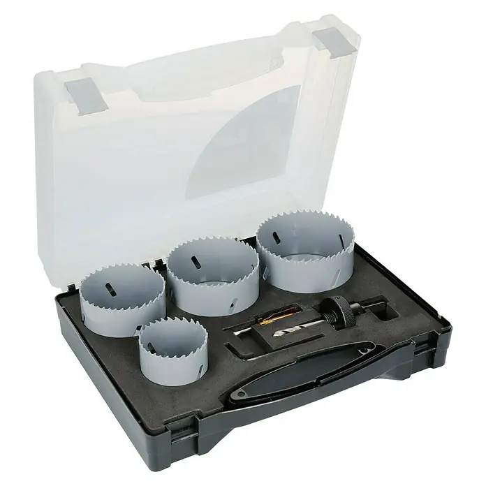 Craftomat Lochsägen-Set HSS Bi-Metall - 7 -tlg. - Ein Set von Bohrkränzen in verschiedenen Größen, zusammen mit einem Bohrer und einem Schraubenschlüssel, in einem transparenten Werkzeugkoffer.