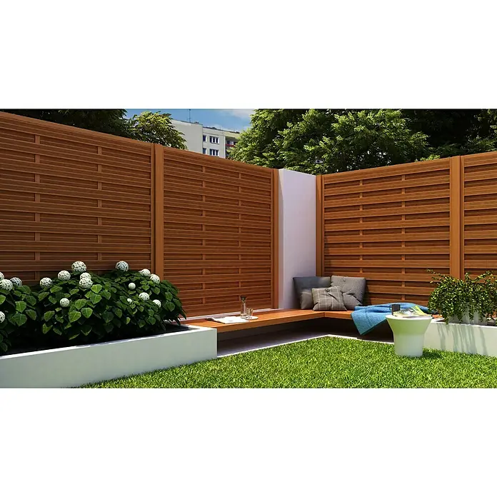 Andrewex Sichtschutzelement Classic - B x H: 180 x 180 cm, Pinie - Eine moderne Gartenecke mit einem Holzzaun, einer gemütlichen Sitzecke und üppigen Pflanzen, die eine entspannende Atmosphäre schafft.