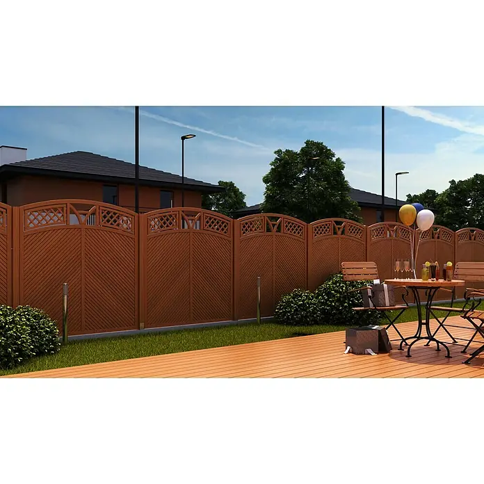 Andrewex Sichtschutzelement Toulon - 180 x 180/195 cm, Teak - Einladender Garten mit einem braunen Holzzaun, der Privatsphäre und Ästhetik vereint, ideal für entspannte Stunden im Freien.